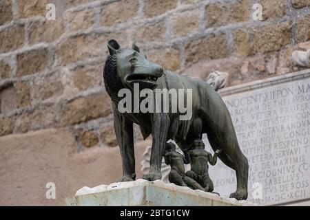 Luperca, la loup-elle qui, selon la mythologie romaine, a nourri Romulus et Remus, fondateurs de Rome, Rome, Lazio, Italie. Banque D'Images