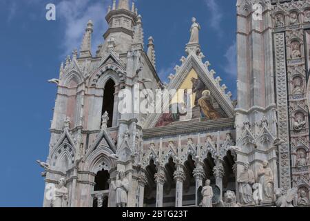 Sienne Toscane Italie. Cattedrale di Santa Maria Assunta construit 1220 - 1370 dans le style romano-gothique. Détails de la façade. Banque D'Images