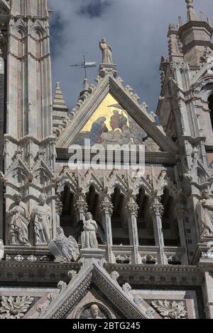 Sienne Toscane Italie. Cathédrale de Santa Maria Assunta, cathédrale construite en 1220 - 1370 dans le style romain-gothique. Détails de la façade. Banque D'Images