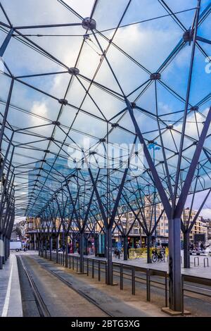 Toit moderne en verre au-dessus du dépôt de bus/RAM de Flagey, place Eugene Flagey, Bruxelles, Belgique. Banque D'Images