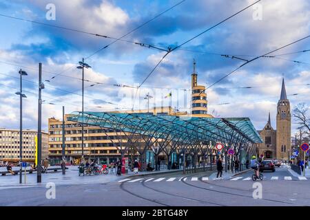 Toit en verre moderne au-dessus du dépôt de bus / tram Flagey, place Eugene Flagey, Bruxelles, Belgique. Banque D'Images
