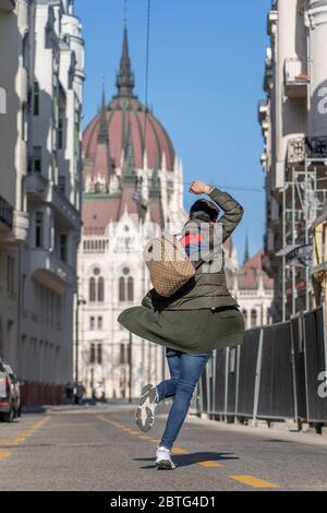 8 févr. 2020 - Budapest, Hongrie: Danse touristique dans la rue Akademia avec vue sur le Parlement hongrois Banque D'Images