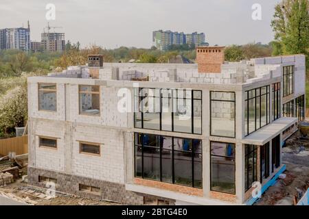 Chantier d'une maison en construction en blocs de béton mousse blanche. Construire un nouveau cadre de maison Banque D'Images