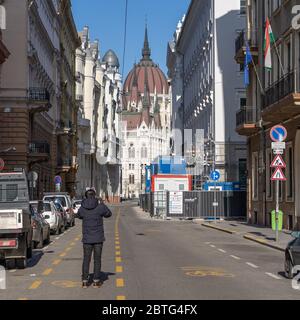 8 févr. 2020 - Budapest, Hongrie: Tourisme Prenez une photo du Parlement hongrois sur la rue Akademia Banque D'Images