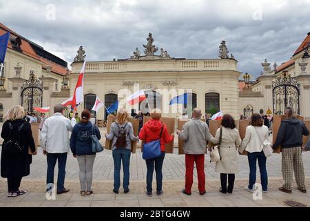 Varsovie, Pologne - 1er juillet 2018. Des manifestants anti-gouvernementaux se trouvent dans la rue Krakowskie Przedmiescie, célèbre zone piétonne du week-end dans la vieille ville Banque D'Images