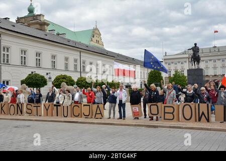 Varsovie, Pologne - 1er juillet 2018. Des manifestants anti-gouvernementaux se trouvent dans la rue Krakowskie Przedmiescie, célèbre zone piétonne du week-end dans la vieille ville Banque D'Images