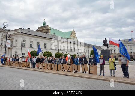 Varsovie, Pologne - 1er juillet 2018. Des manifestants anti-gouvernementaux se trouvent dans la rue Krakowskie Przedmiescie, célèbre zone piétonne du week-end dans la vieille ville Banque D'Images