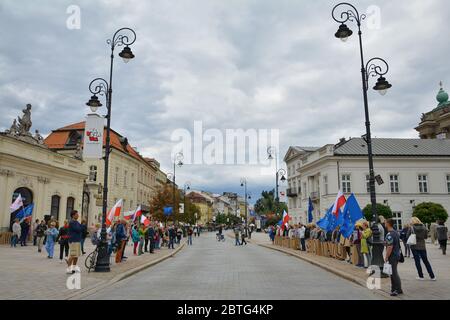 Varsovie, Pologne - 1er juillet 2018. Des manifestants anti-gouvernementaux se trouvent dans la rue Krakowskie Przedmiescie, célèbre zone piétonne du week-end dans la vieille ville Banque D'Images