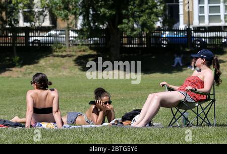 North London, Royaume-Uni 25 mai 2020 - les femmes bronzer à Finsbury Park lors d'une journée chaude et ensoleillée dans la capitale. Crédit: Dinendra Haria/Alay Live News Banque D'Images