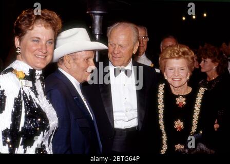 Gene et sa femme Jackie Autry saluent le président Gerald Ford et la femme Betty lors d'un événement au musée Gene Autry à Los Angeles CA vers 1990. Banque D'Images