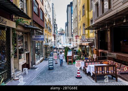 Une petite rue Saffeti Paşa Sokağı dans le quartier de Fatih d'Istanbul Banque D'Images