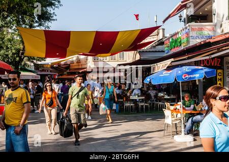 Istanbul, Turquie - 21 août 2008 : rue Cadircilar avec restaurants et boutiques dans le quartier de Beyazit Banque D'Images