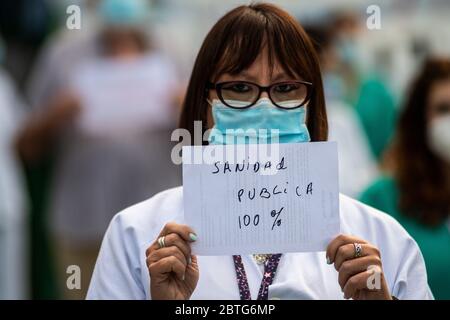 Madrid, Espagne. 25 mai 2020. Travailleur de la santé montrant une étiquette qui se lit: Soins de santé 100% public, dans 12 de l'hôpital de Octubre. Les travailleurs de la santé procèdent à la première manifestation pendant la crise du coronavirus contre la précarité de leur travail, Madrid étant entrée dans la transition dite de phase 1 du confinement du coronavirus. Crédit: Marcos del Mazo/Alay Live News Banque D'Images