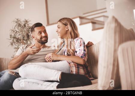 Couple aimant se détendre sur le lit sur une soirée gratuite Banque D'Images