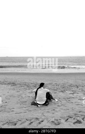 Brooklyn, NY, États-Unis. 25 mai 2020. Les New Yorkers et les amoureux de Coney Island visitent la promenade de Coney Island pour célébrer le Memorial Day, le début non officiel de l'été, où des masques faciaux gratuits ont été distribués par des membres du clergé et le NYPD, y compris le chef du NYPD Shcoll le 25 mai 2020 à Brooklyn, New York. Crédit : Mpi43/Media Punch/Alay Live News Banque D'Images