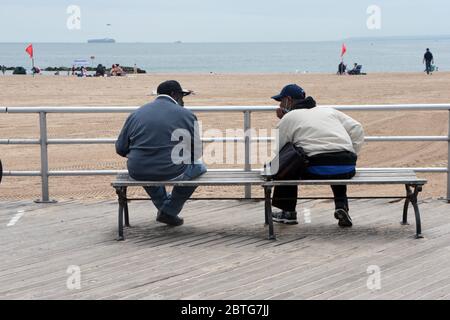 Brooklyn, NY, États-Unis. 25 mai 2020. Les New Yorkers et les amoureux de Coney Island visitent la promenade de Coney Island pour célébrer le Memorial Day, le début non officiel de l'été, où des masques faciaux gratuits ont été distribués par des membres du clergé et le NYPD, y compris le chef du NYPD Shcoll le 25 mai 2020 à Brooklyn, New York. Crédit : Mpi43/Media Punch/Alay Live News Banque D'Images