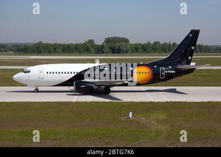 Un Boeing 737-300 de Titan Airways vu sur le taxi de l'aéroport de Munich. Banque D'Images