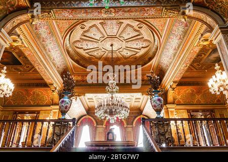 Décoration de plafond ornée au Palais Beylerbeyi, Istanbul Banque D'Images