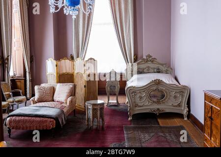 L'intérieur d'une chambre à coucher dans le Palais Beylerbeyi, Istanbul, Turquie Banque D'Images