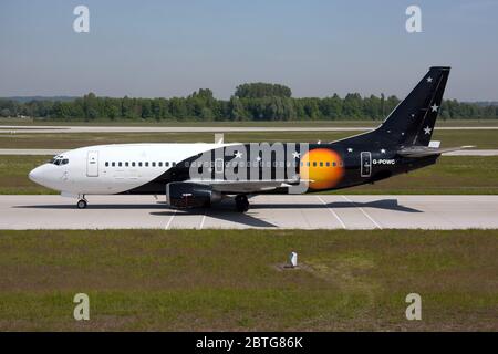 Allemagne. 19 mai 2012. Un Boeing 737-300 de Titan Airways vu sur le taxi de l'aéroport de Munich. Crédit: Fabrizio Gandolfo/SOPA Images/ZUMA Wire/Alay Live News Banque D'Images