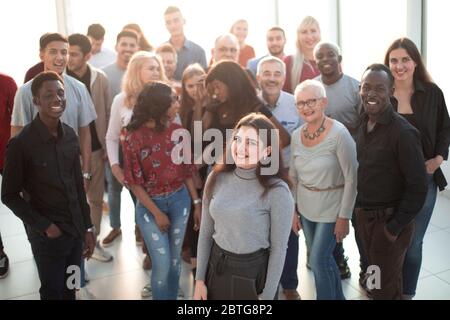 Les jeunes au comité permanent du conseil exécutif souriant en face de son équipe commerciale Banque D'Images