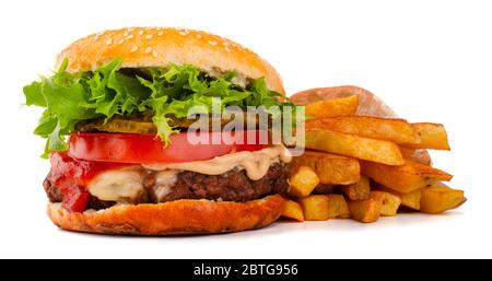 Un grand cheeseburger classique de hamburgers avec frites isolées sur fond blanc Banque D'Images