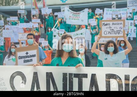 Les agents de santé d'au moins trois hôpitaux publics de Madrid (Hôpital 12 de Octubre, la Paz et Gregorio Marañón) ont manifesté à la porte des centres de santé à 8 h 00 et ont demandé de l'aide. « aidez-nous à prendre soin de vous. » les professionnels de la santé, soulignent « l'arrivée du Covid-19 a révélé l'insécurité de l'emploi de nos professionnels de la santé et de ceux-ci, ainsi que la gestion désastreuse de notre santé ». Malheureusement, la pandémie n'est pas le seul défi auquel notre système de santé a dû faire face, qui souffre depuis des années de coupures, de privatisations, de contrats temporaires précaires Banque D'Images