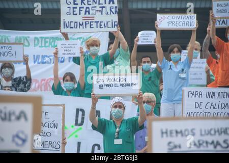 Madrid, Espagne 25 mai 2020. Les agents de santé d'au moins trois hôpitaux publics de Madrid ont manifesté à la porte des centres de santé à 8 h 00 et ont demandé de l'aide. « aidez-nous à vous prendre en charge. » Alberto Sibaja Ramírez/Alay Live News Banque D'Images