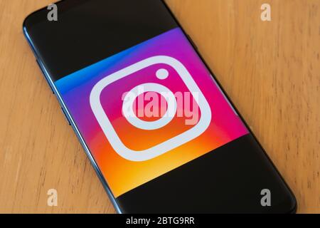 Grand logo pour l'application de partage de photos sur les réseaux sociaux Instagram sur l'écran d'un smartphone Banque D'Images