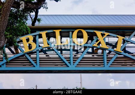 Un panneau Biloxi est photographié sur un pont piétonnier, le 23 mai 2020, à Biloxi, Mississippi. Banque D'Images