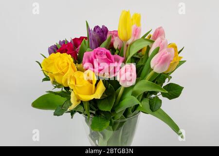 Bouquet de roses et fleurs de tulipes isolées sur un fond blanc Banque D'Images