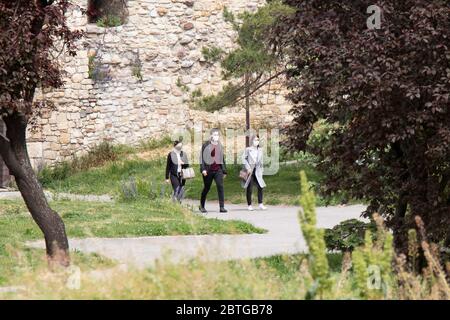 Belgrade, Serbie - 12 mai 2020 : jeunes portant un masque facial tout en marchant dans la nature, dans le parc public de la ville de Kalemegdan Banque D'Images