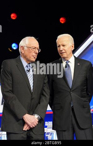 Le sénateur Bernie Sanders, à gauche, discute avec l'ancien vice-président Joe Biden avant le début du débat démocratique CBS News au Gaillard Center le 25 2020 février à Charleston, en Caroline du Sud. Le tableau donne l'impression que Sanders colle de sa langue à Biden. Banque D'Images