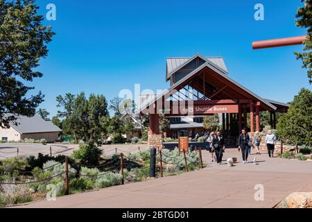 Arizona, 24 MAI 2020 - Arrêt de bus-navette près du centre d'accueil dans le parc national du Grand Canyon Banque D'Images