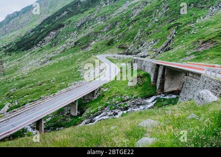 Fragment d'une route de haute altitude dans les montagnes.emplacement:Transfagarasan, Roumanie Banque D'Images