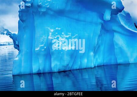 Neigement Blue Iceberg Flottant Réflexion Paradise Bay Skintorp Cove Antarctique. Bleu glace glacier car l'air est déneigé. Banque D'Images