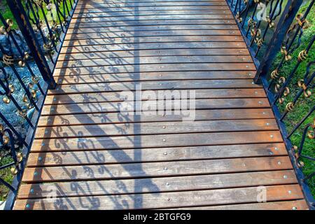 pont de pied fait de planches en bois Banque D'Images