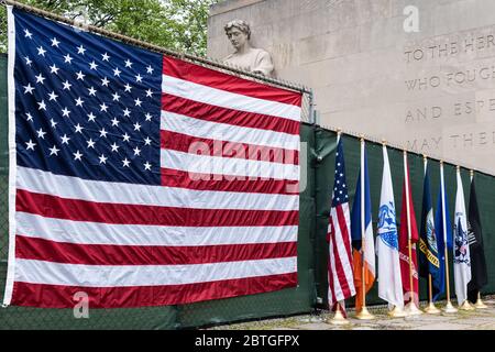 Brooklyn, États-Unis. 25 mai 2020. Drapeaux au Mémorial de la guerre de Brooklyn le jour du souvenir, le 25 mai 2020, à Brooklyn, New York (photo de Gabriele Holtermann/Pacific Press) crédit: Pacific Press Agency/Alay Live News Banque D'Images