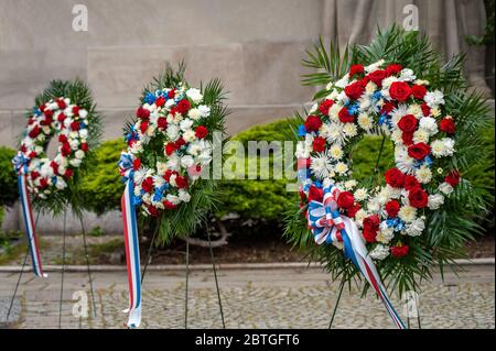 Brooklyn, États-Unis. 25 mai 2020. Trois couronnes au Brooklyn War Memorial le jour du souvenir, le 25 mai 2020, à Brooklyn, NY. (Photo de Gabriele Holtermann/Pacific Press) crédit : Pacific Press Agency/Alay Live News Banque D'Images