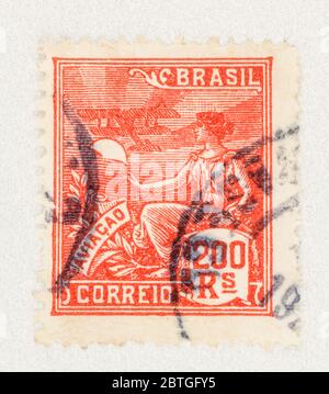 SEATTLE WASHINGTON - 23 mai 2020 : gros plan du timbre brésilien des années 1920 avec femme et avion. Banque D'Images