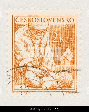 SEATTLE WASHINGTON - 23 mai 2020 : gros plan du timbre de Tchécoslovaquie de 1954 professions Series, avec pédiatre et bébé. Scott # 655 Banque D'Images