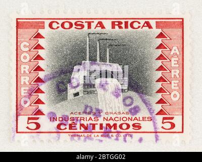 SEATTLE WASHINGTON - 23 mai 2020 : 1954 timbre Costa Rica avec raffinerie d'huiles et de graisses végétales. Scott # C227 Banque D'Images