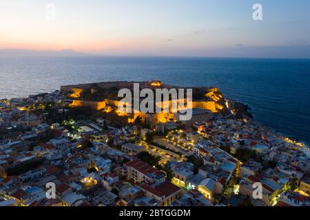 Vue aérienne de la ville de Rethymno tard dans l'après-midi en Crète, Grèce Banque D'Images