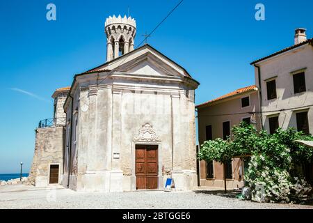 Phare de la vieille ville et vieille église à Piran, Slovénie Banque D'Images