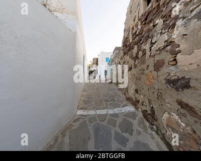 Village traditionnel Plaka dans l'île de Milos, Cyclades, Grèce Banque D'Images