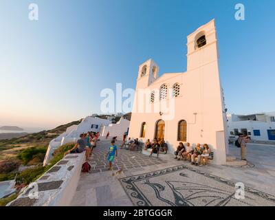 MILOS, GRÈCE - 14 JUILLET 2017 : les gens regardent le coucher du soleil dans le village traditionnel de Plaka, dans l'île de Milos, Cyclades, Grèce Banque D'Images