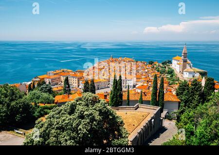 Vue panoramique sur la vieille ville de Piran et la mer Adriatique avec l'église paroissiale de Saint-Georges en Slovénie Banque D'Images