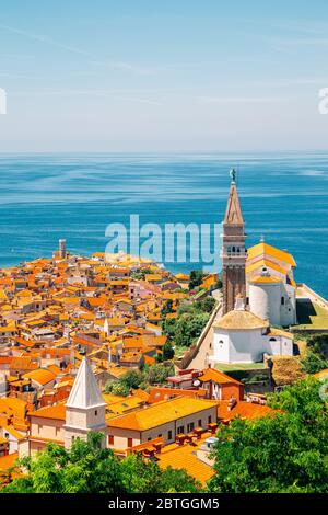 Vue panoramique sur la vieille ville de Piran et la mer Adriatique avec l'église paroissiale de Saint-Georges en Slovénie Banque D'Images