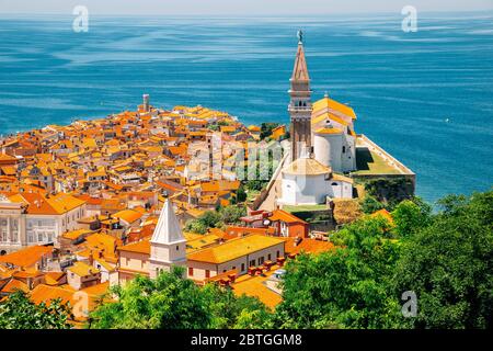 Vue panoramique sur la vieille ville de Piran et la mer Adriatique avec l'église paroissiale de Saint-Georges en Slovénie Banque D'Images