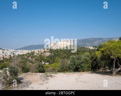 Vue sur le temple Parthénon et la colline de l'Acropole depuis Pnyx à Athènes, Grèce Banque D'Images